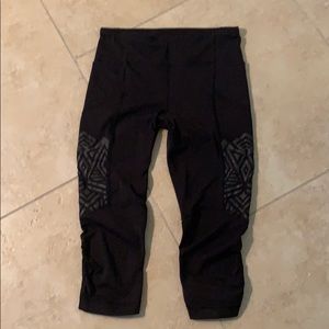 Lulu sz4. Like new. Capri length. Black.